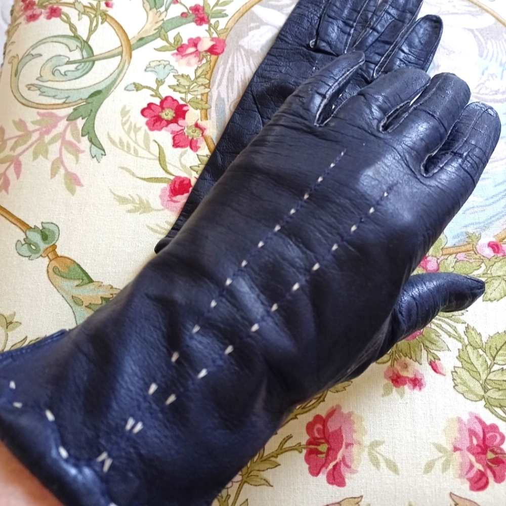 GORGEOUS PAIR OF BLACK LEATHER VINTAGE GLOVES WITH TOP HANDSTITCHING. SZ 7.5